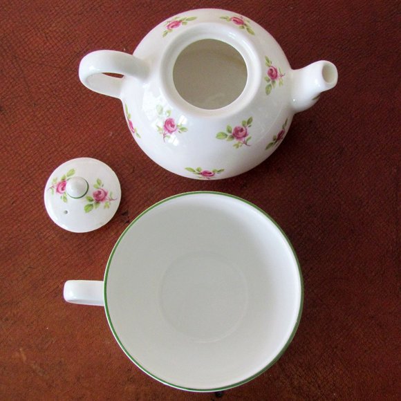 TEA FOR ONE, LANE END POTTERY TEAPOT w CUP UNDERNEATH, PINK ROSES, ENGLAND - Picture 5 of 6